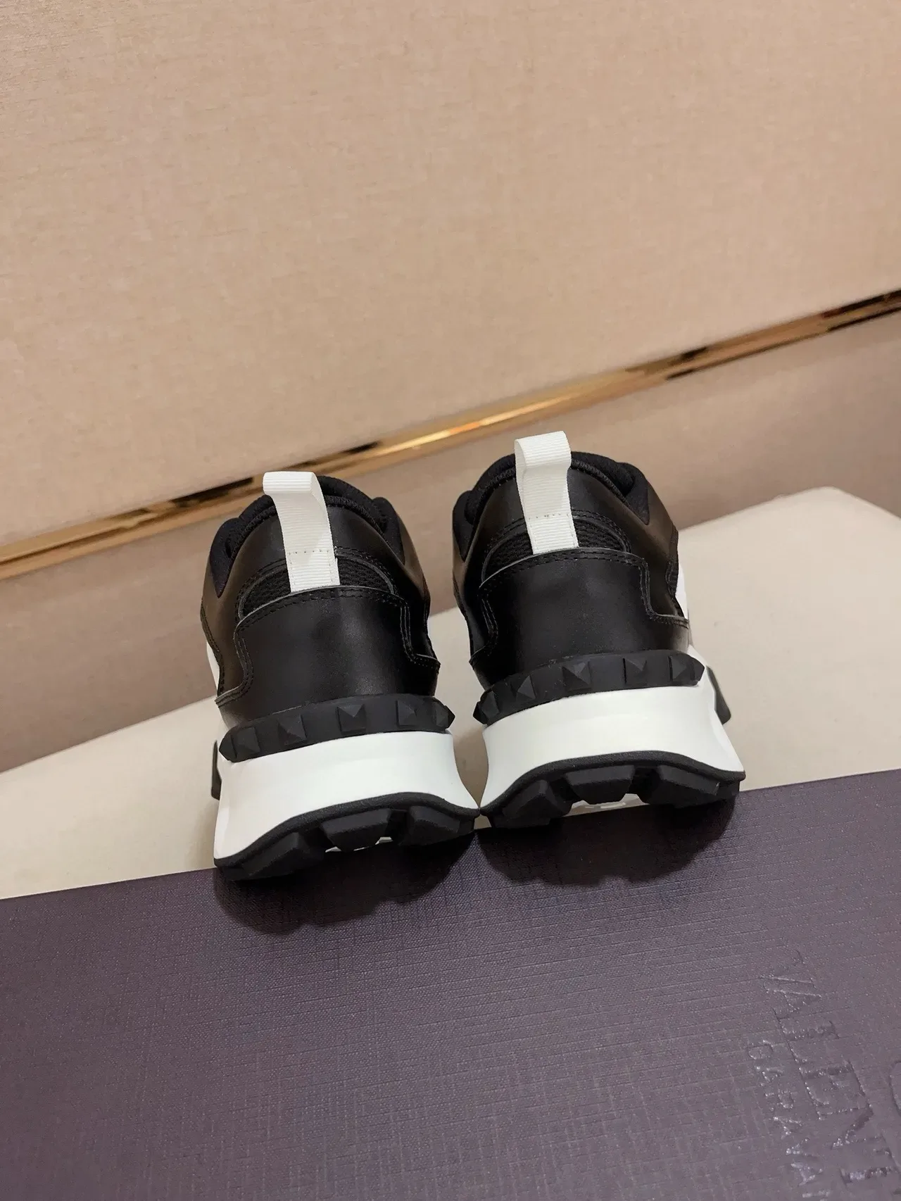 Valentino Sneakers Chunky Semelle Sculptée Contraste Noir et Blanc 3