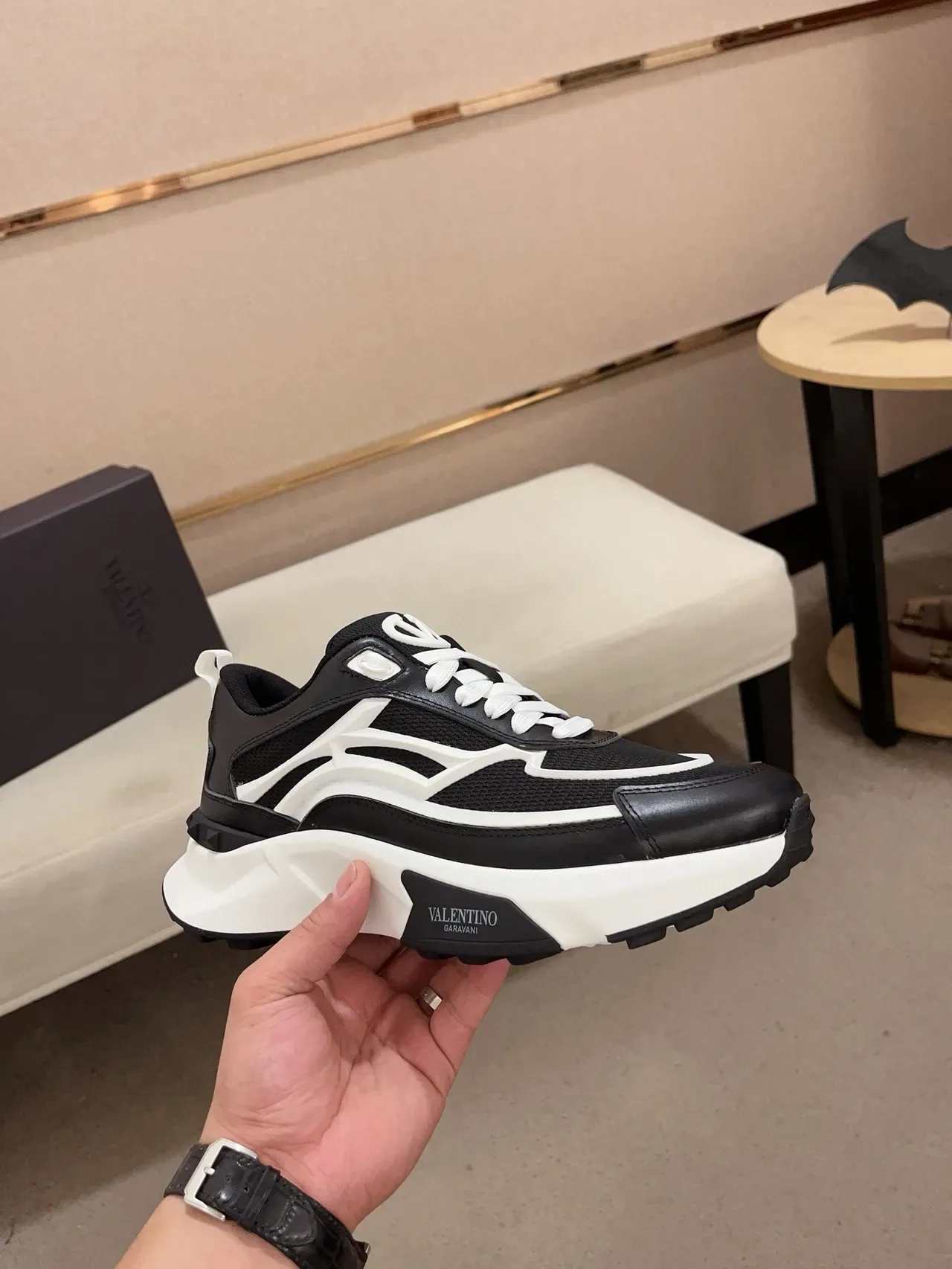 Valentino Sneakers Chunky Semelle Sculptée Contraste Noir et Blanc 4