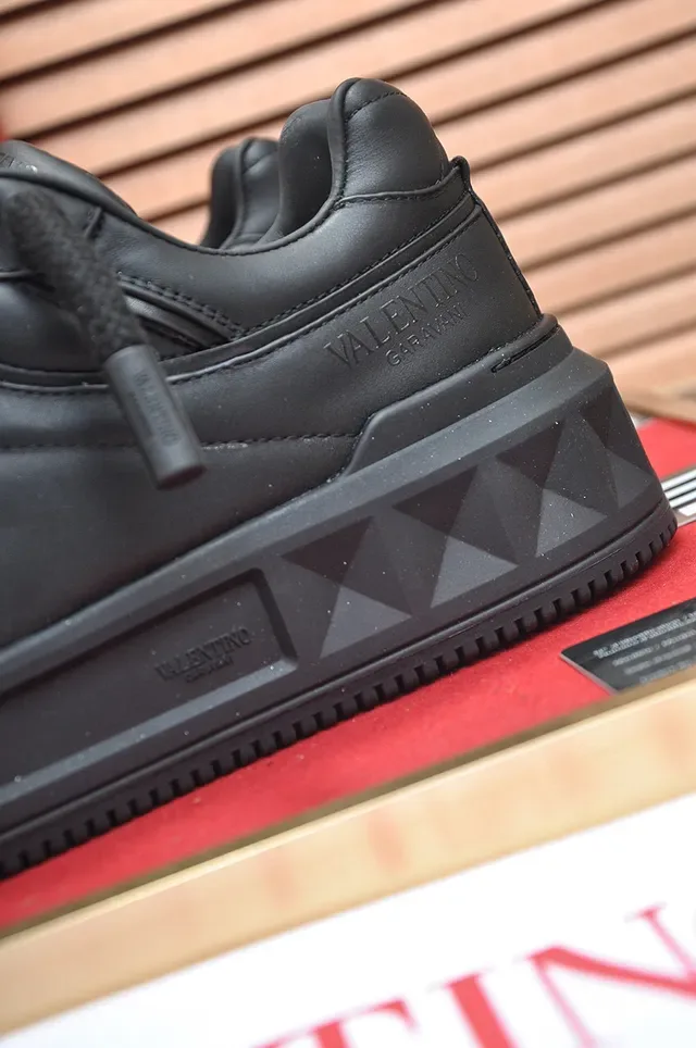 Valentino Rockstud Sneakers Lifestyle Noir avec Stud Pirámide 2