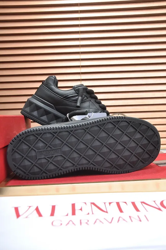 Valentino Rockstud Sneakers Lifestyle Noir avec Stud Pirámide 4