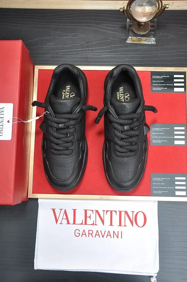 Valentino Rockstud Sneakers Lifestyle Noir avec Stud Pirámide 9