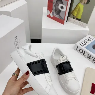 Valentino Rockstud Untitled सफेद और काला स्टड्ड लाइफस्टाइल स्नीकर