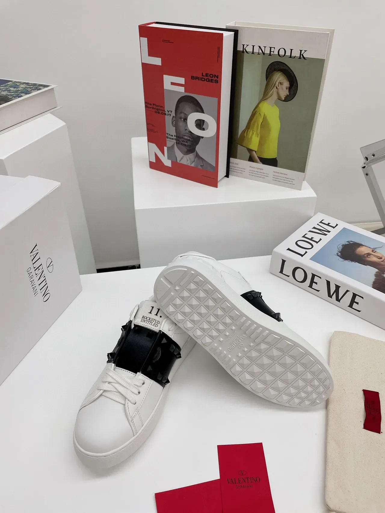 Valentino Rockstud Untitled sneakers lifestyle blanc et noir avec studs 2