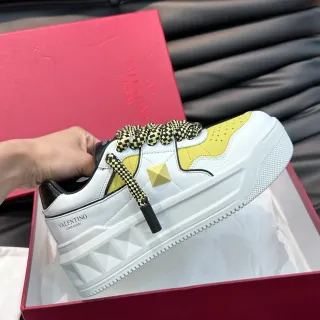 Valentino Rockstud সাদা ও হলুদ চাঙ্কি স্নিকার্স
