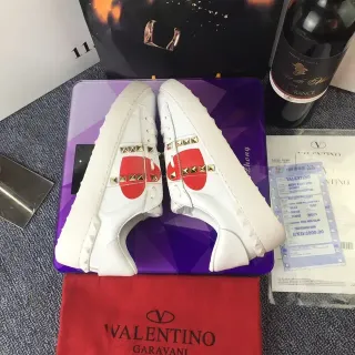 Valentino Rockstud tênis lifestyle branco de couro com tachas de coração vermelho