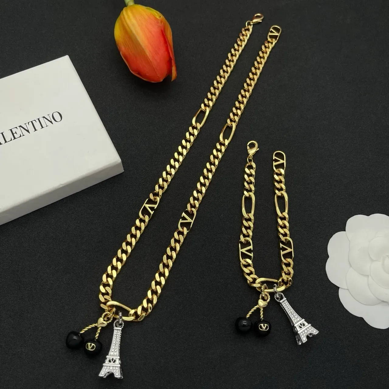 Valentino VLogo Oro Negro Figaro Chain Motif Pulsera 2