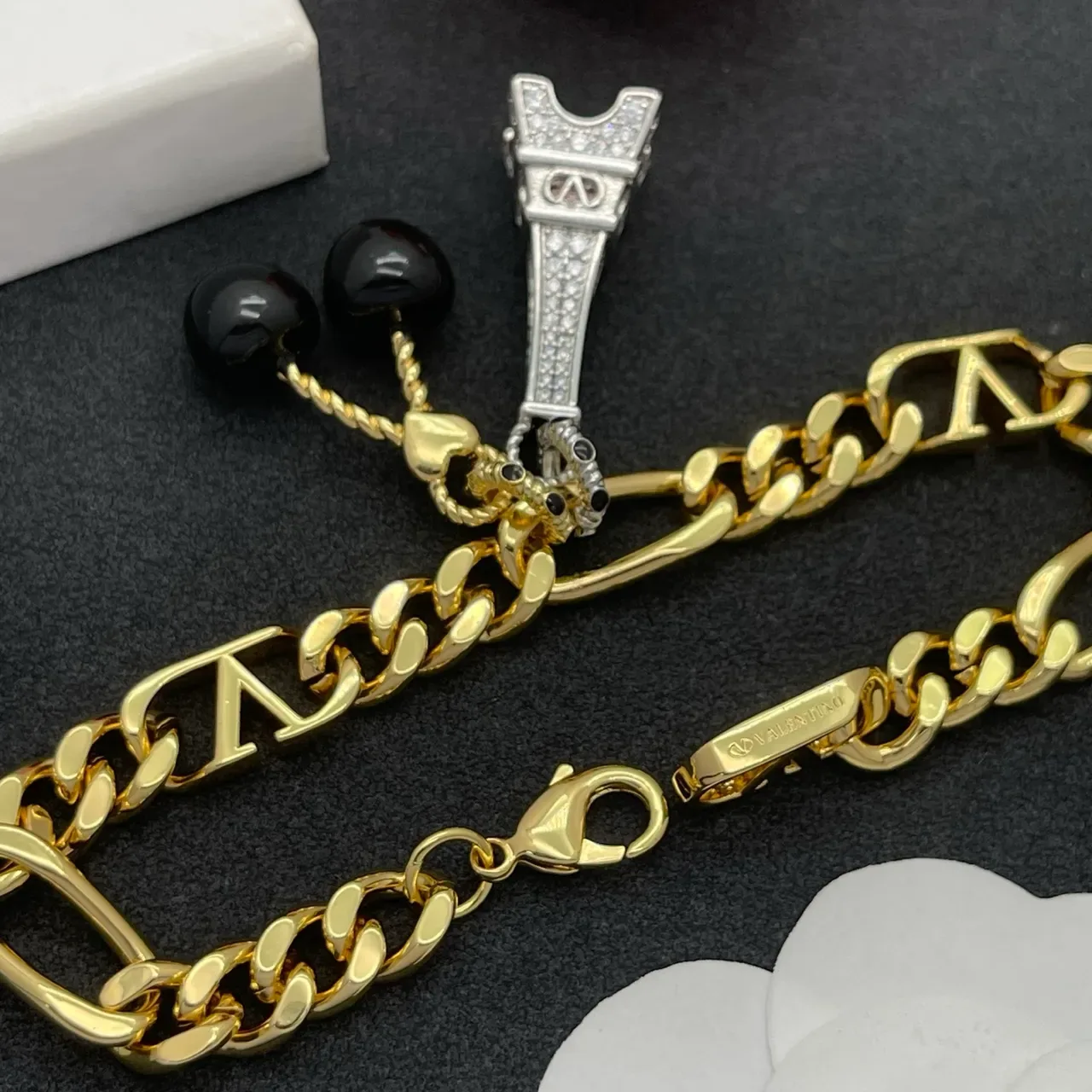 Valentino VLogo Oro Negro Figaro Chain Motif Pulsera 3