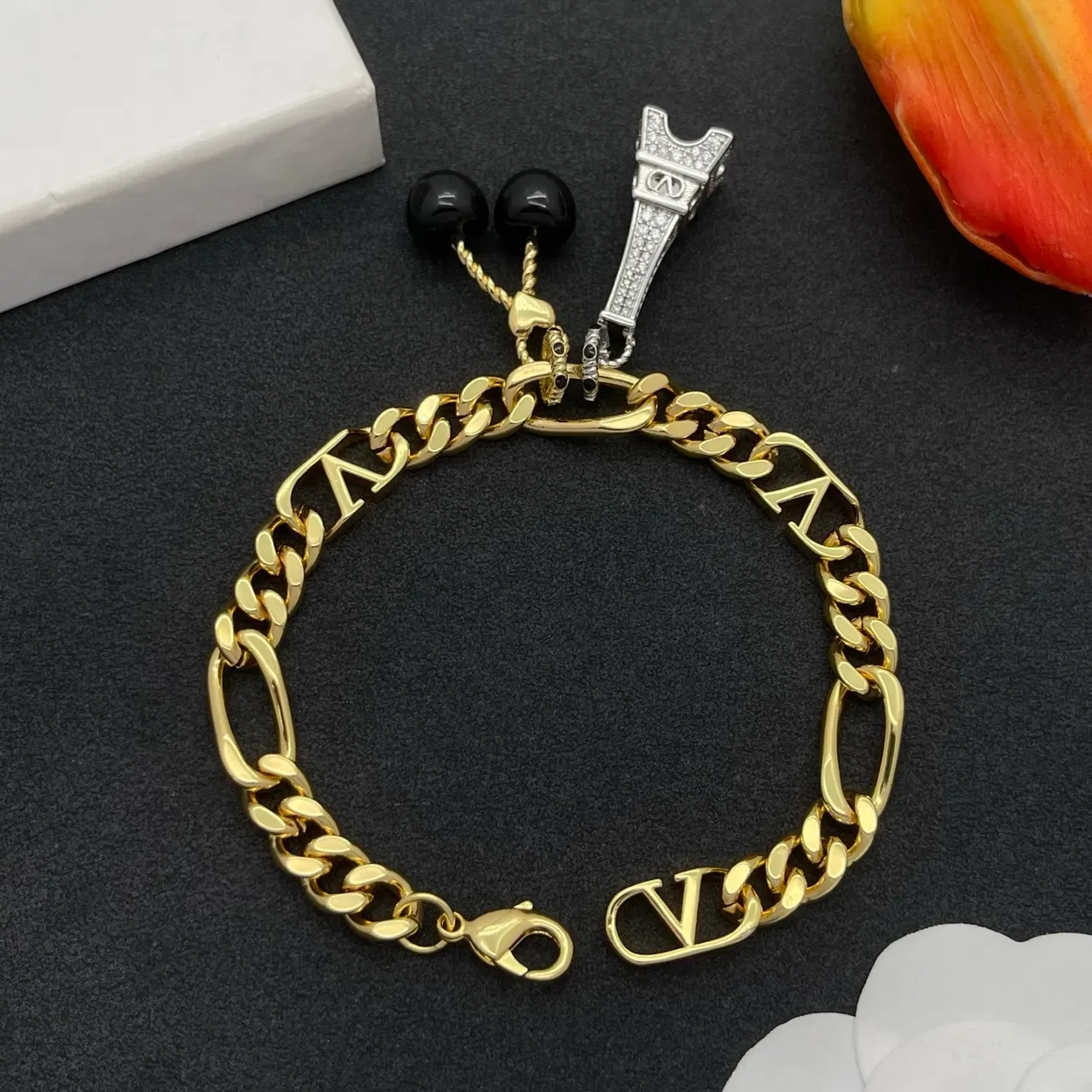Valentino VLogo Oro Negro Figaro Chain Motif Pulsera 4