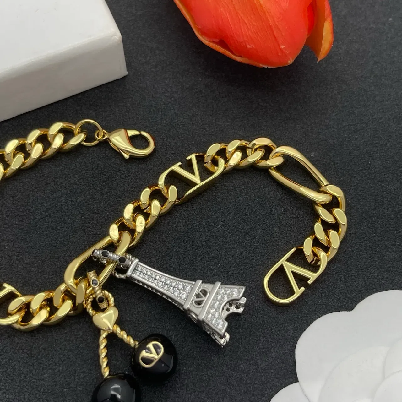 Valentino VLogo Oro Negro Figaro Chain Motif Pulsera 5
