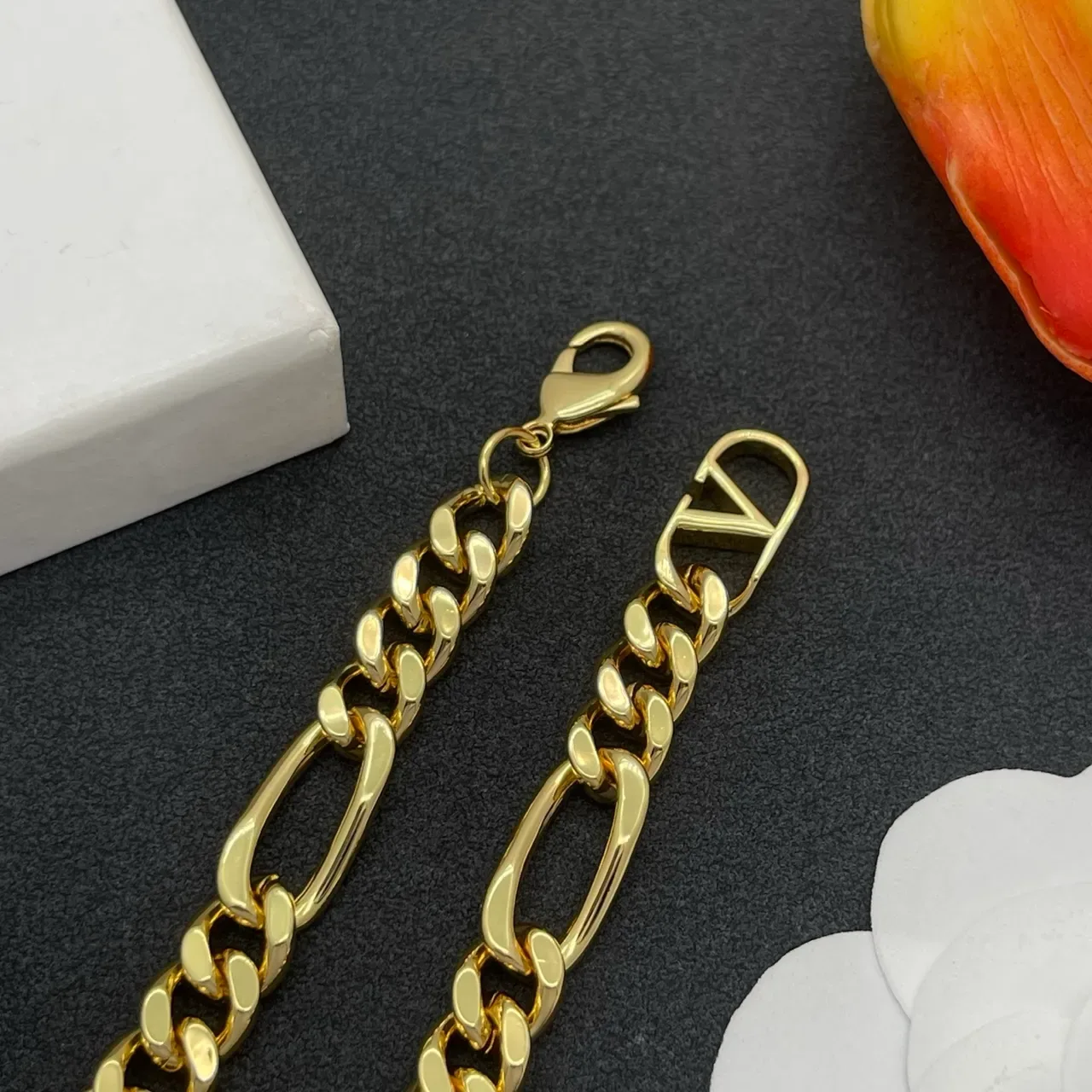 Valentino VLogo Oro Negro Figaro Chain Motif Pulsera 6