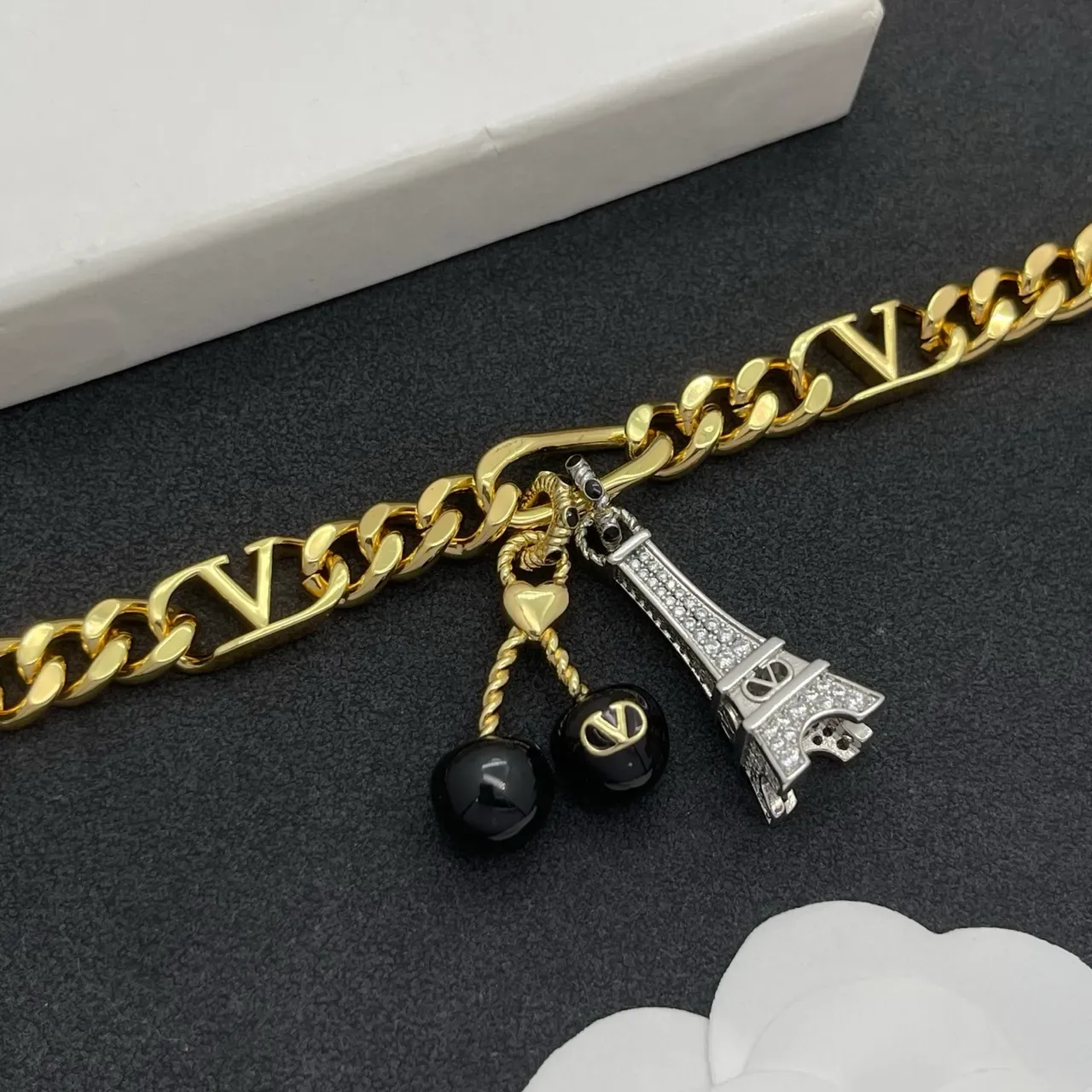 Valentino VLogo Oro Negro Figaro Chain Motif Pulsera 7