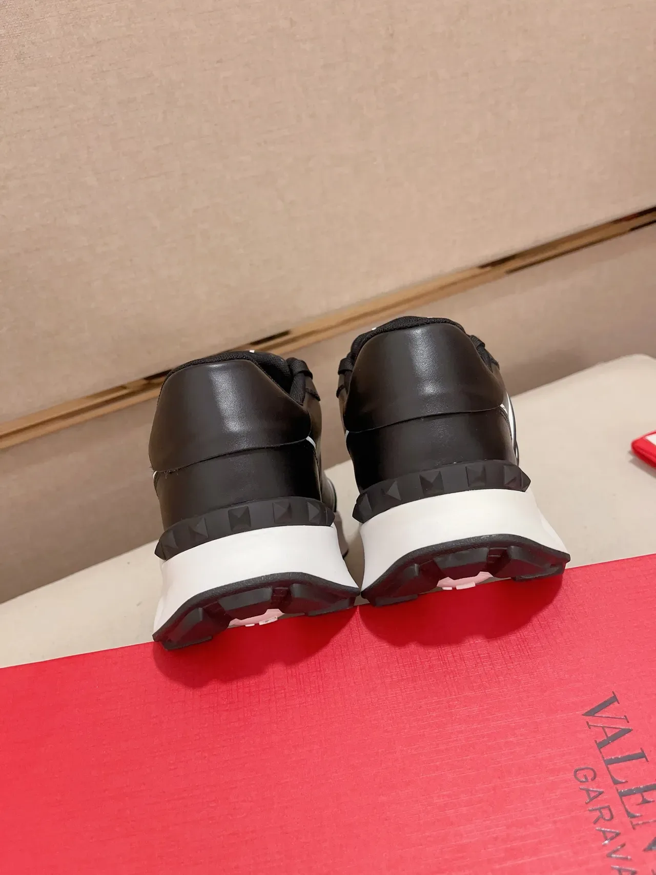Valentino VLTN 黑白皮革生活方式运动鞋 3