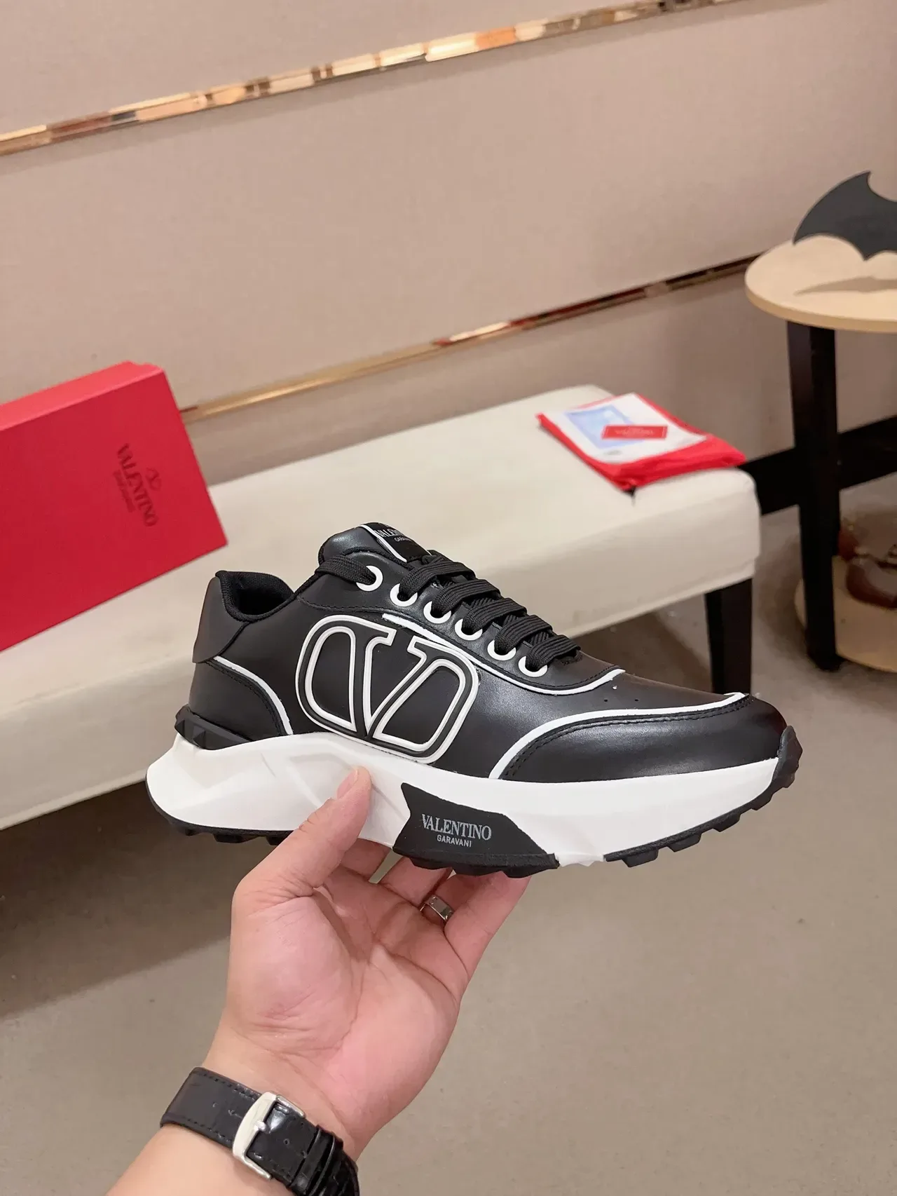 Valentino VLTN 黑白皮革生活方式运动鞋 4
