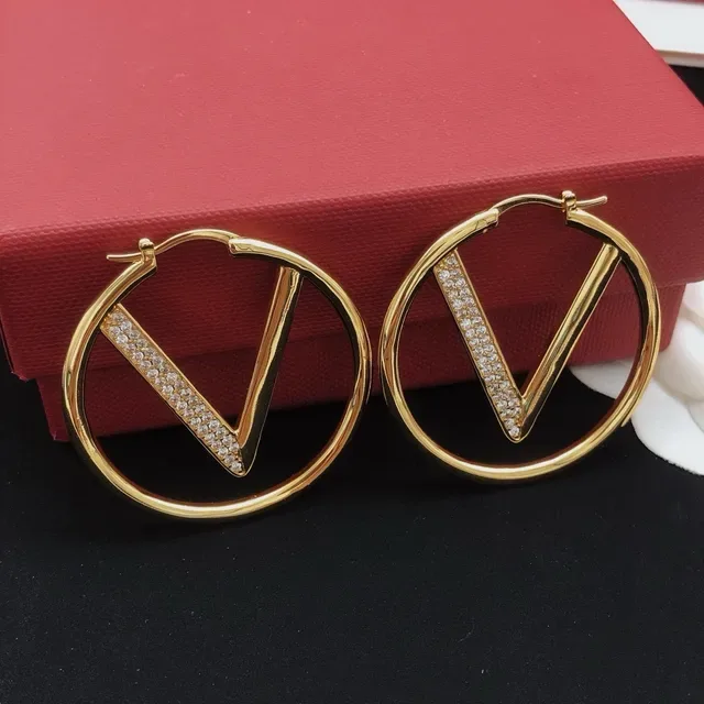 Valentino VLTN গোল্ড-টোন ক্রিস্টাল বার হুপ ইয়াররিংস 6