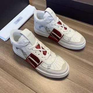 Valentino VLTN सफेद और बर्गंडी लाइफस्टाइल स्नीकर