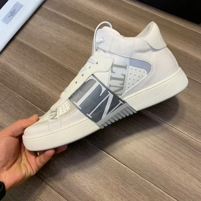 Valentino VLTN সাদা ধূসর হাই টপ ছিদ্রিত আঙুল লাইফস্টাইল স্নিকার 3