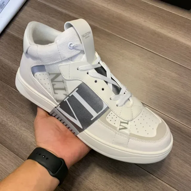 Valentino VLTN সাদা ধূসর হাই টপ ছিদ্রিত আঙুল লাইফস্টাইল স্নিকার 4