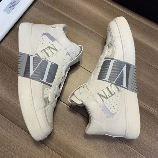 Valentino VLTN সাদা ধূসর হাই টপ ছিদ্রিত আঙুল লাইফস্টাইল স্নিকার 5