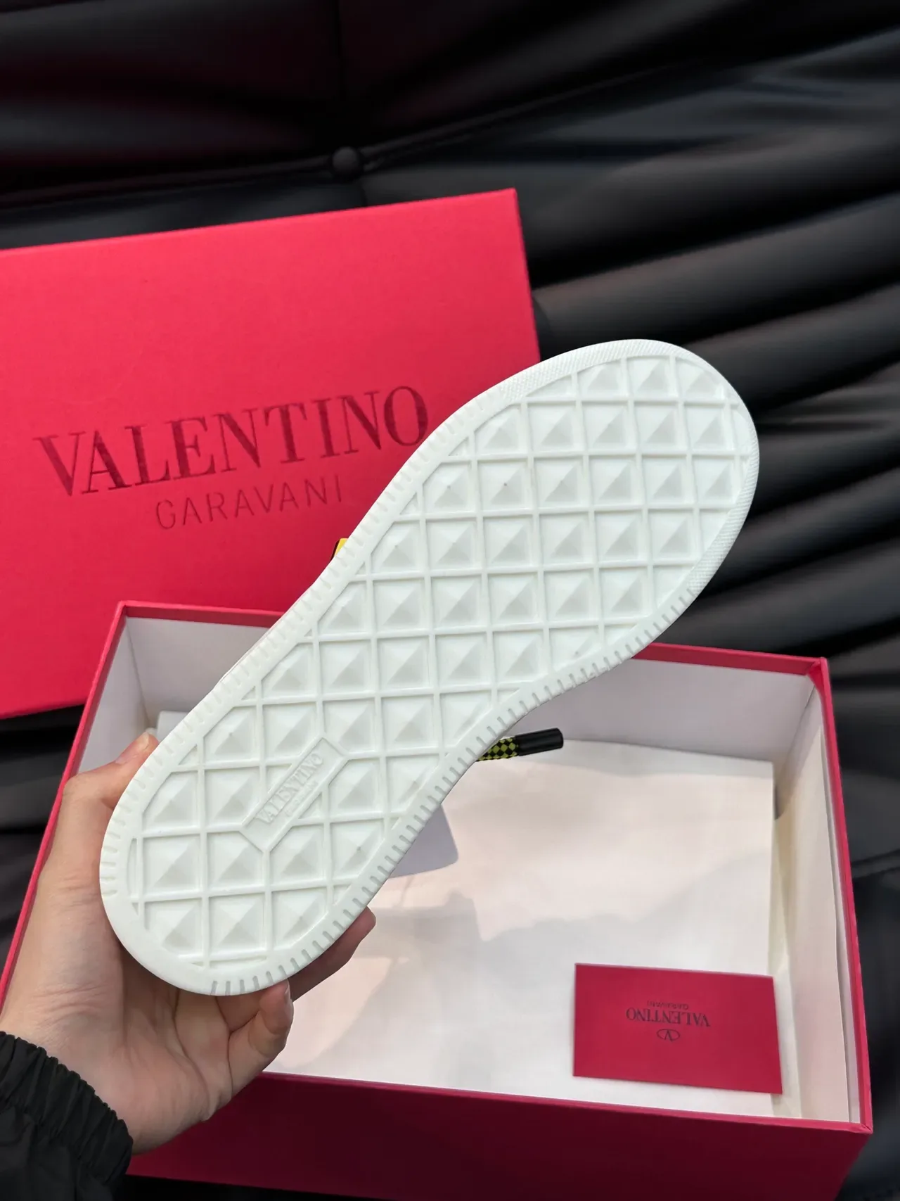 Valentino Brancos e Amarelos de Couro Superior Perfurado na Ponta Tênis Lifestyle 2