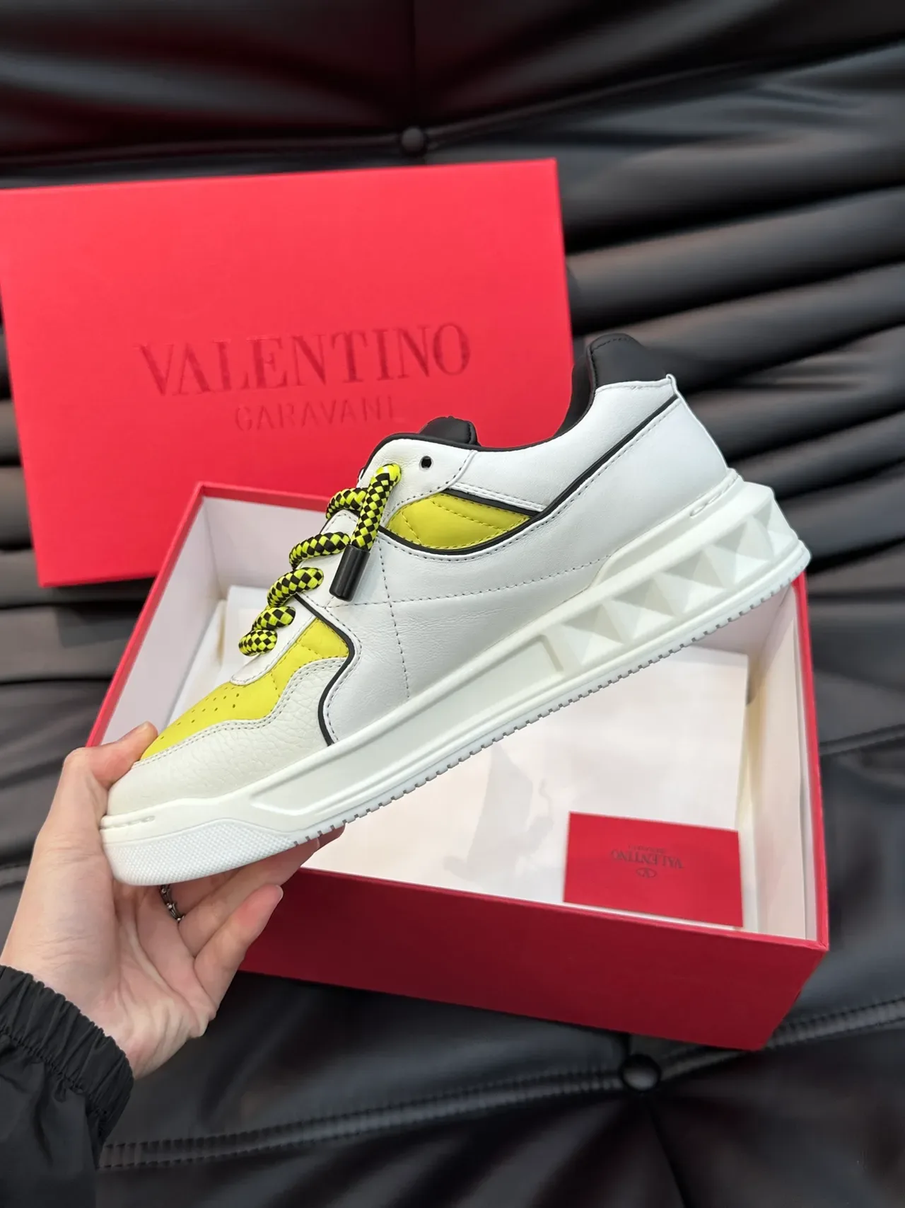 Valentino Brancos e Amarelos de Couro Superior Perfurado na Ponta Tênis Lifestyle 3