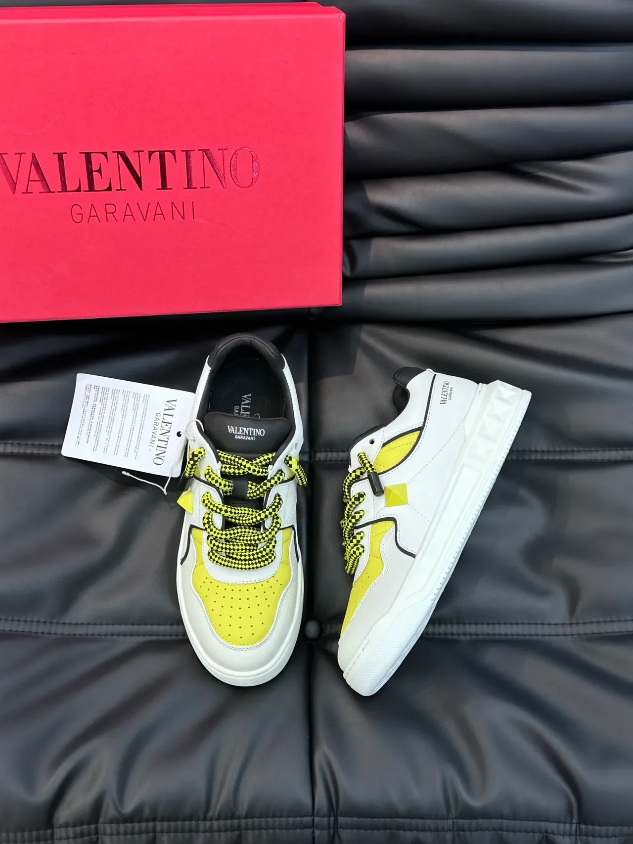 Valentino Brancos e Amarelos de Couro Superior Perfurado na Ponta Tênis Lifestyle 4