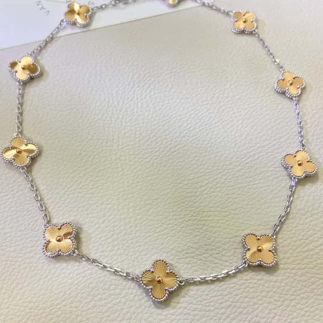Van Cleef & Arpels Alhambra Eight Motif Collier en or jaune et blanc 4