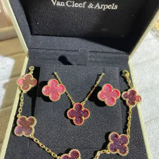 Van Cleef & Arpels Alhambra গোলাপি বেগুনি চার পাতার ক্লোভার মোটিফ চকচকে এনামেল নেকলেস