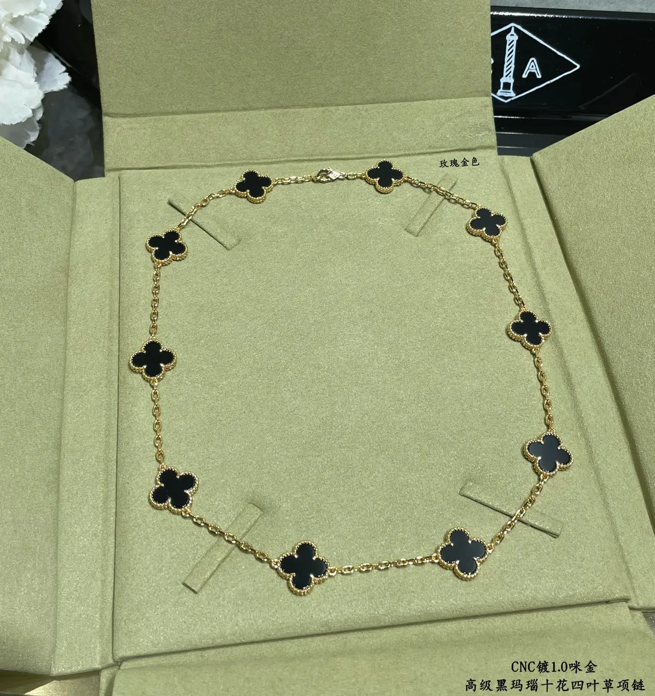 Van Cleef & Arpels Alhambra Collar de onix negro y oro amarillo 5