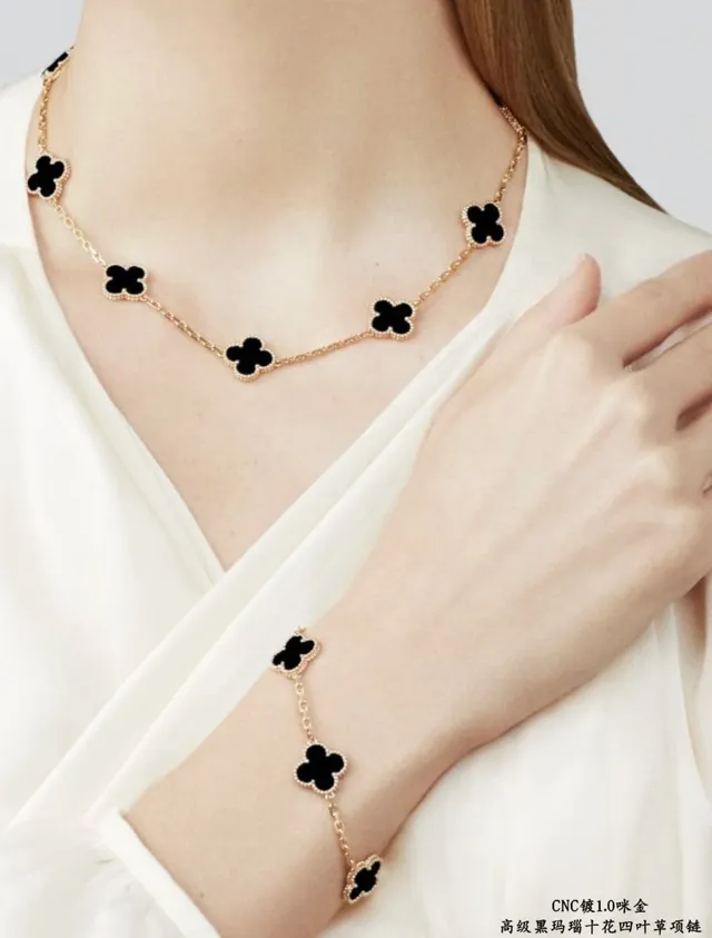 Van Cleef & Arpels Alhambra Collar de onix negro y oro amarillo 8