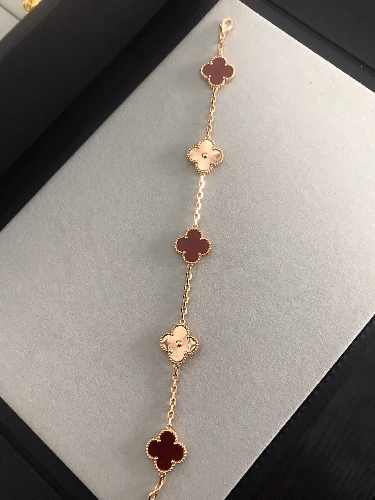 Van Cleef & Arpels Alhambra Five Motif 酒红色和金色手链 2
