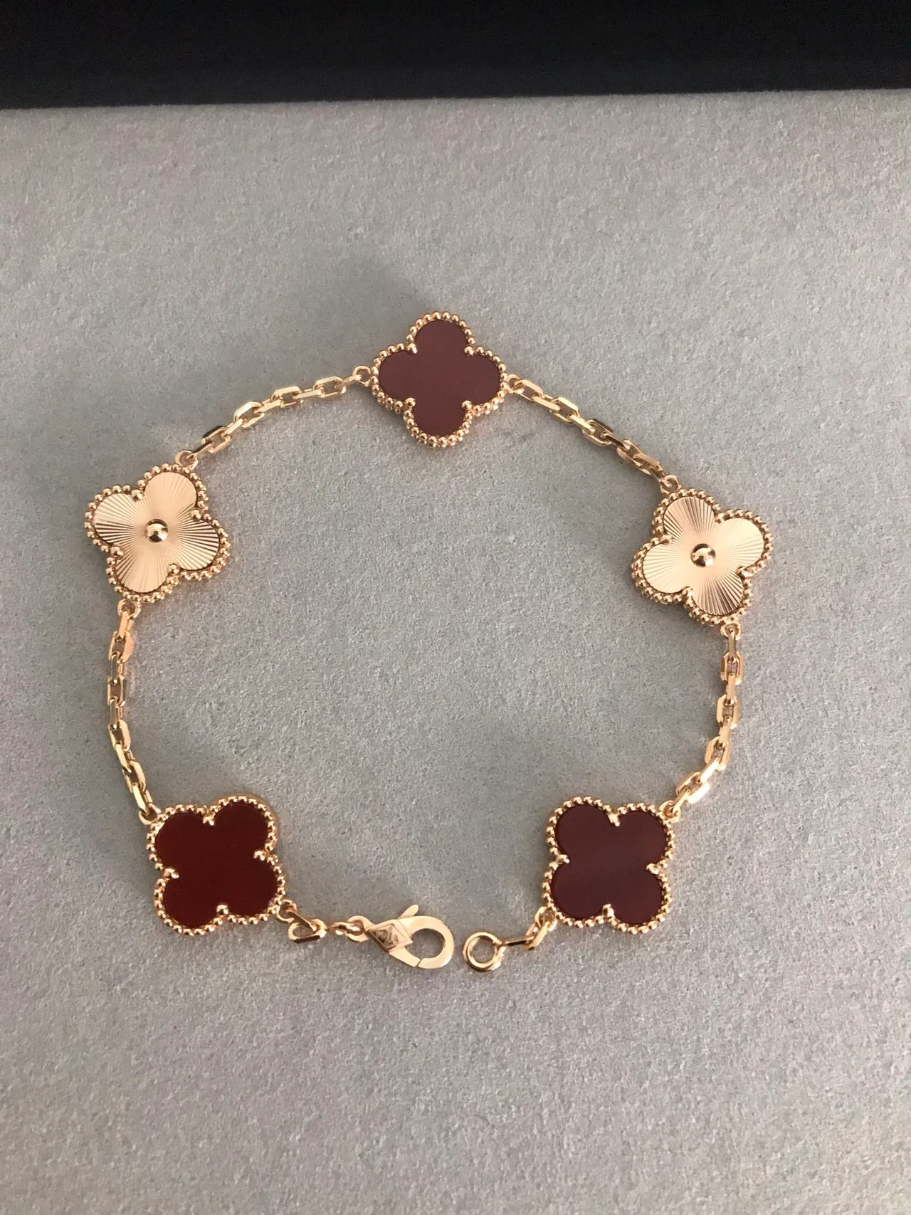 Van Cleef & Arpels Alhambra Five Motif 酒红色和金色手链 3