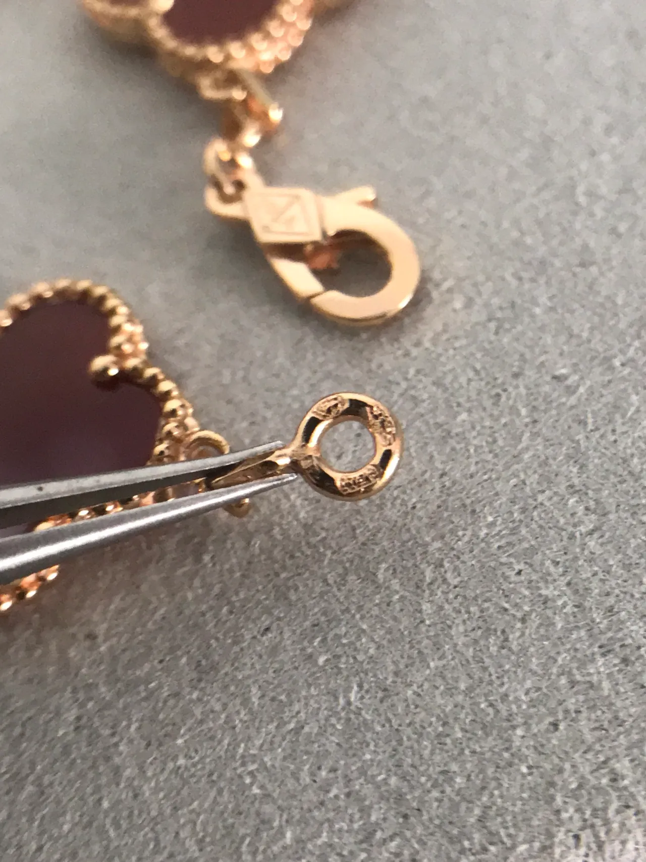Van Cleef & Arpels Alhambra Five Motif 酒红色和金色手链 4