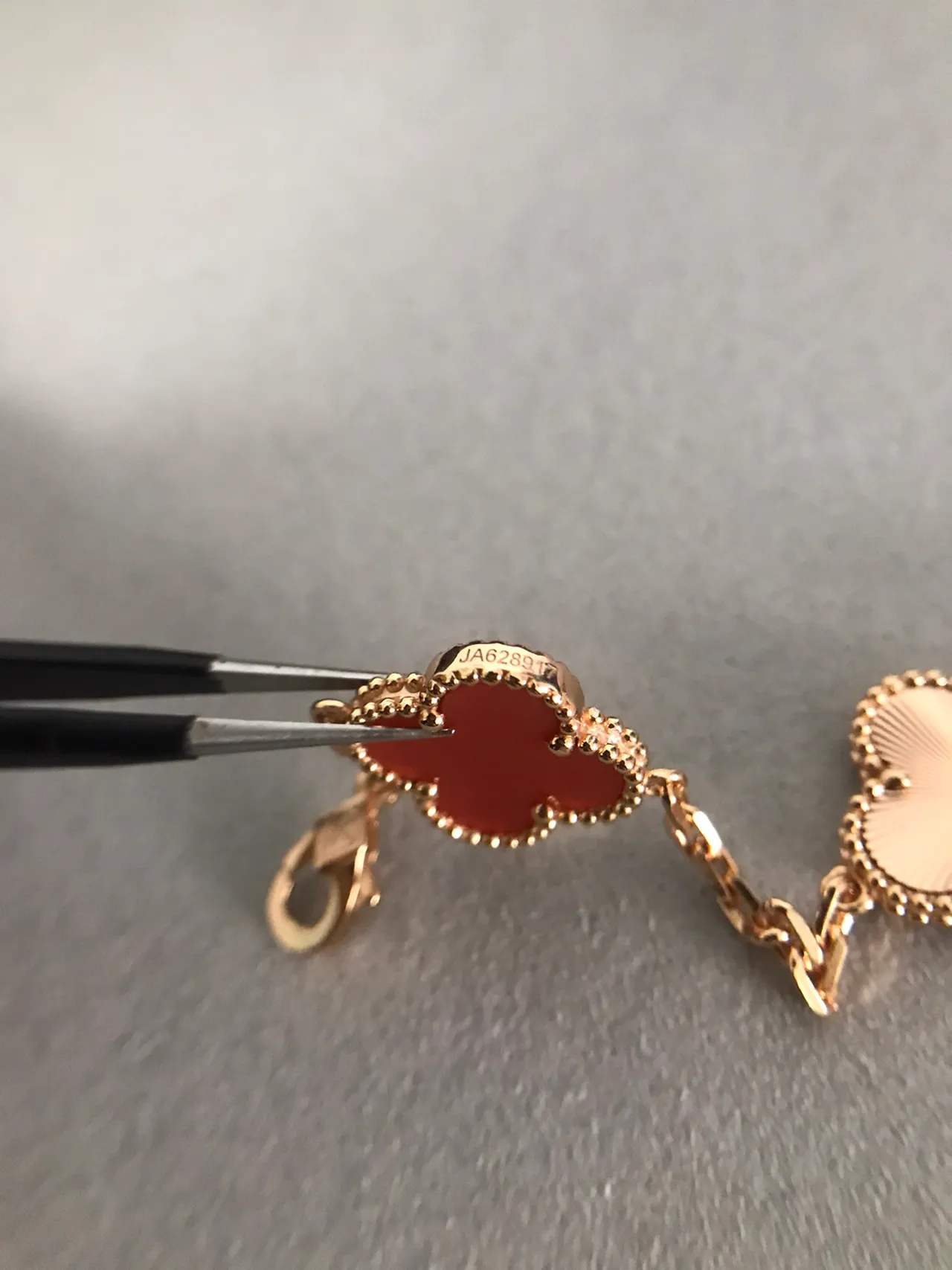 Van Cleef & Arpels Alhambra Five Motif 酒红色和金色手链 6