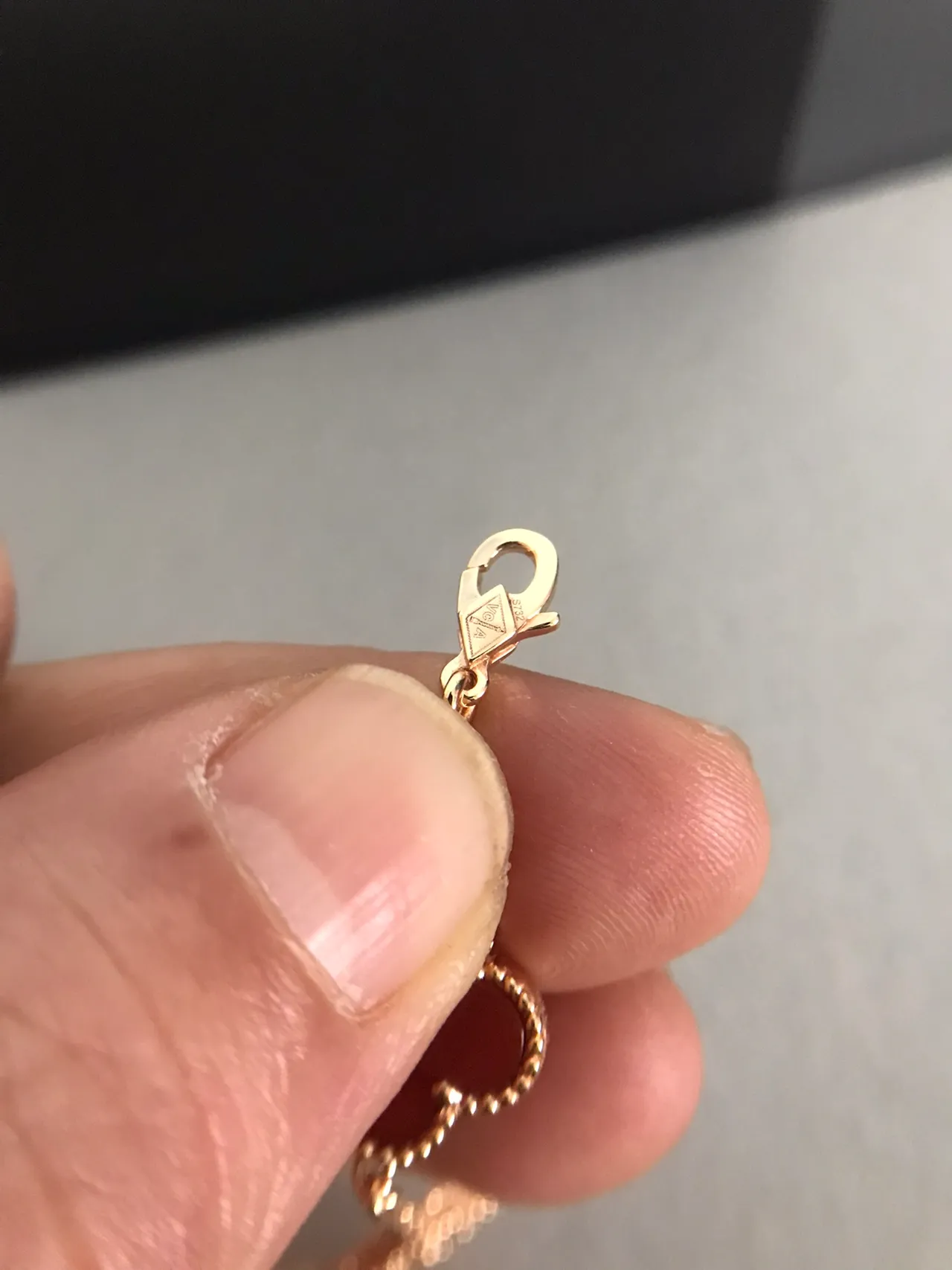 Van Cleef & Arpels Alhambra Five Motif 酒红色和金色手链 7