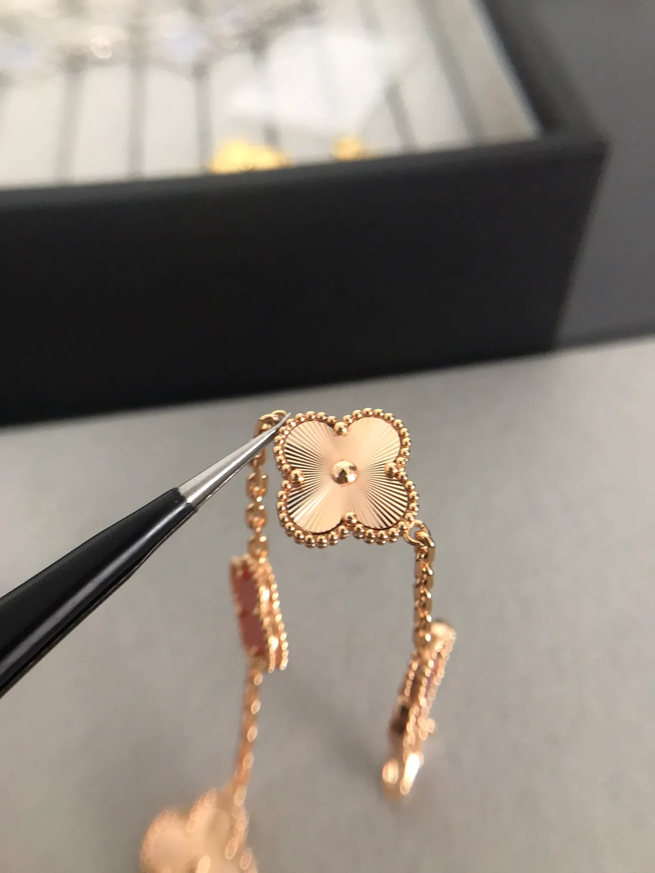 Van Cleef & Arpels Alhambra Five Motif 酒红色和金色手链 8