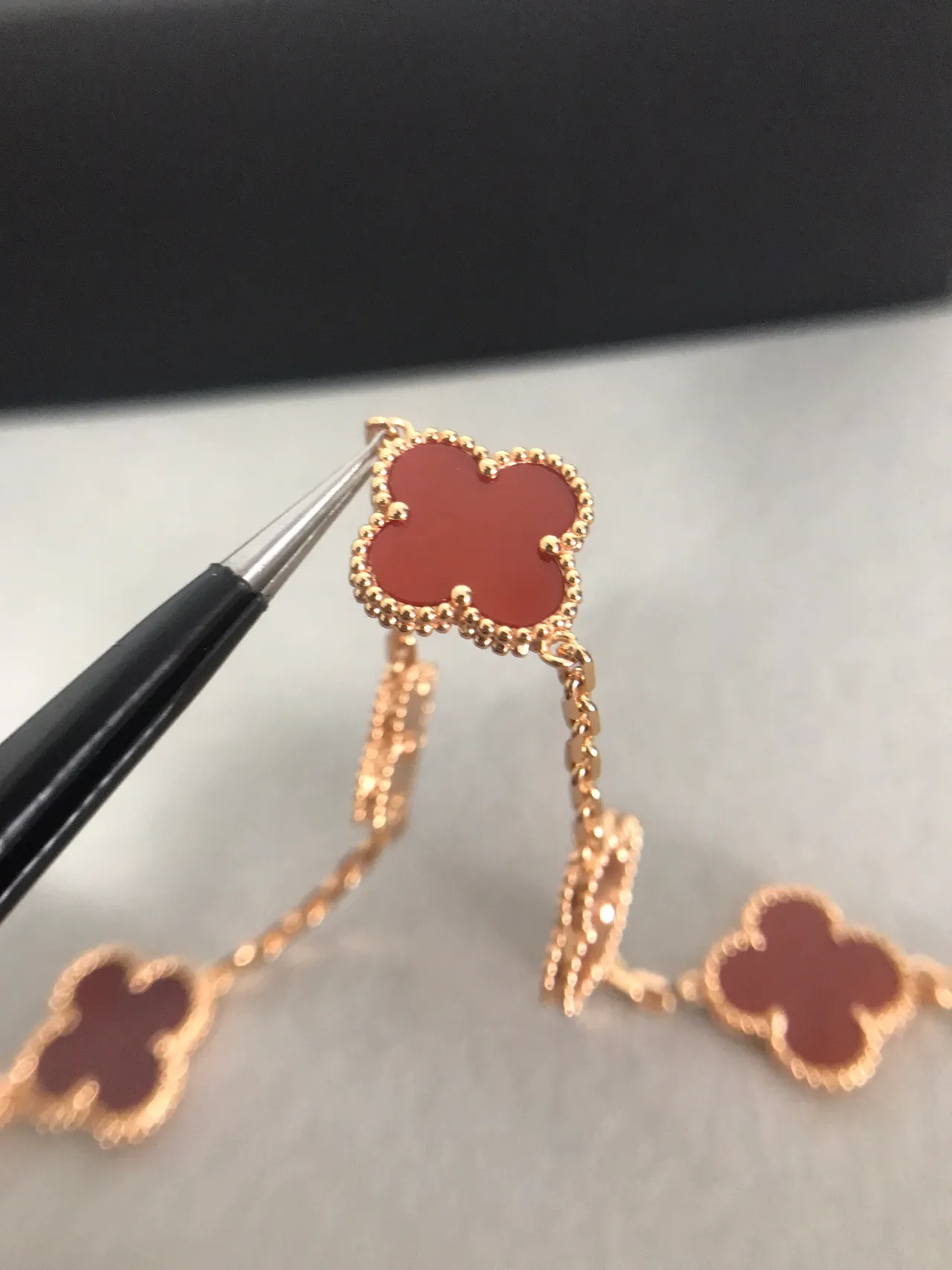 Van Cleef & Arpels Alhambra Five Motif 酒红色和金色手链 9