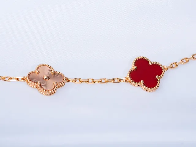 Van Cleef & Arpels Alhambra Cinco Motif Bordô e Rose Gold Pulseira de Esmalte 3