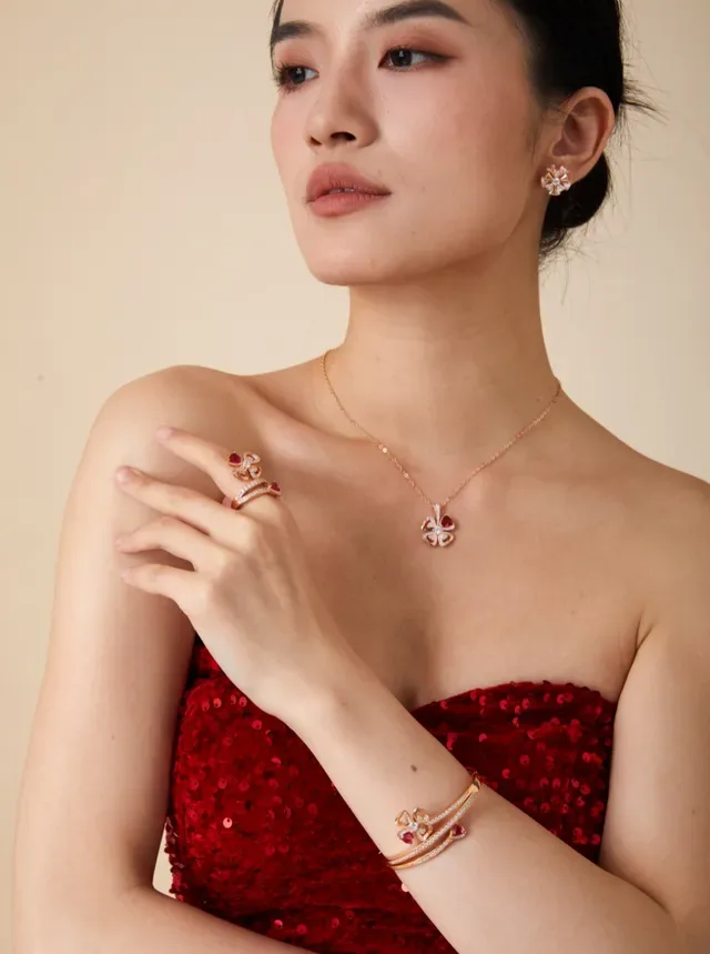 Van Cleef & Arpels Alhambra Four-Leaf Clover Ruby and Diamond Ring 5