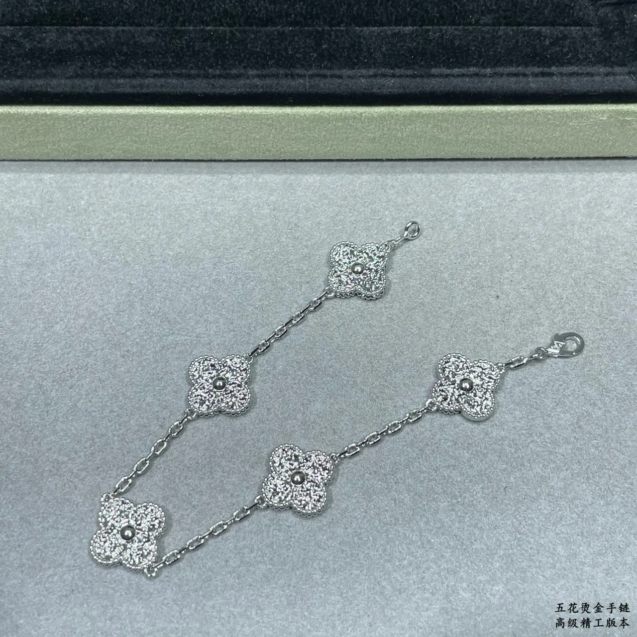 Van Cleef & Arpels Alhambra সোনা রূপা পাঁচ পাপড়ি ক্লোভার মোটিফ Pavé-Set Stones ব্রেসলেট 4
