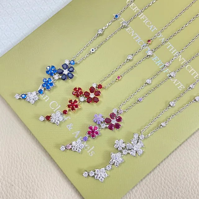 Van Cleef & Arpels Collares con colgantes de gemas florales 1