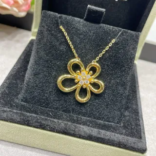 Van Cleef & Arpels Gold White Openwork Floral Pendant Chain Necklace