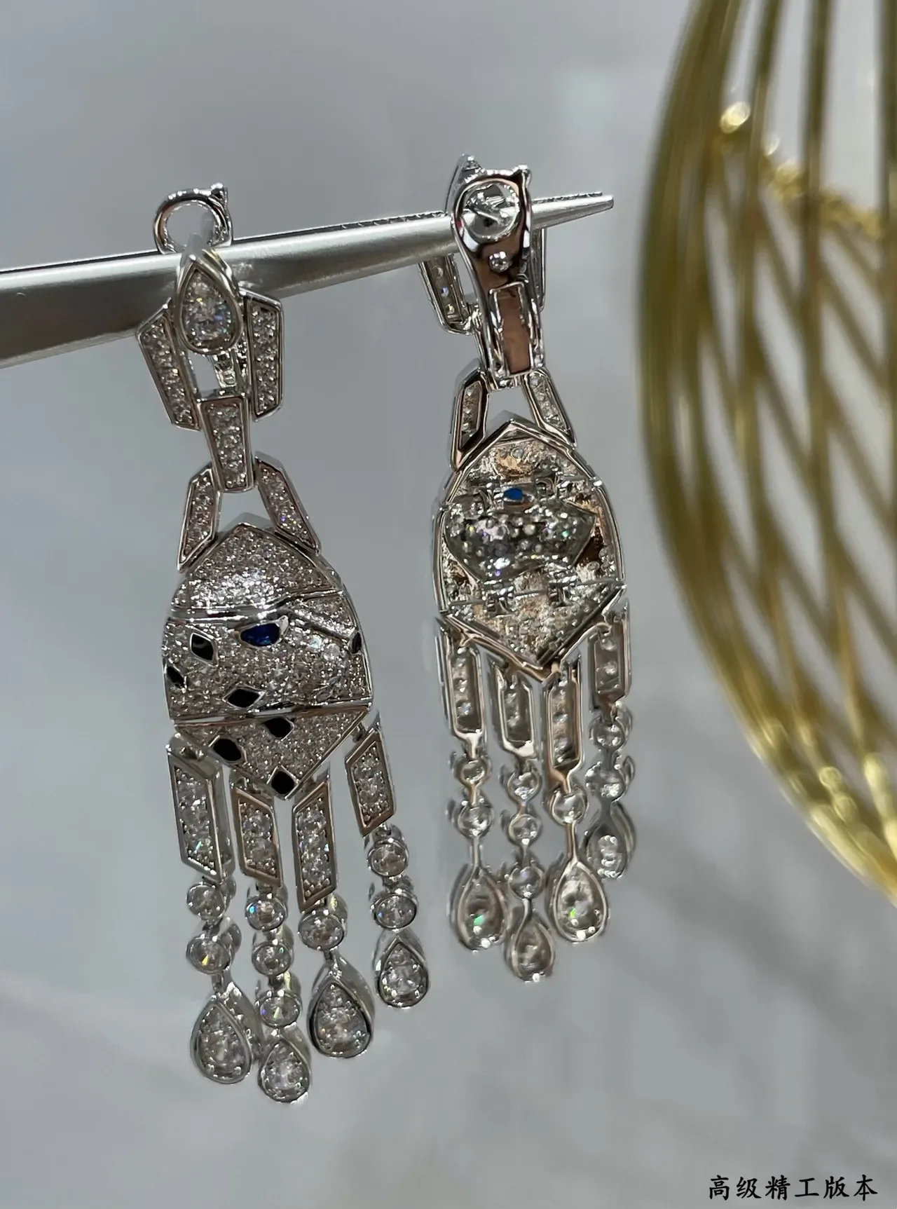 Van Cleef & Arpels Panthère ज्योमेट्रिक पैंथर डायमंड ईयरिंग्स 3