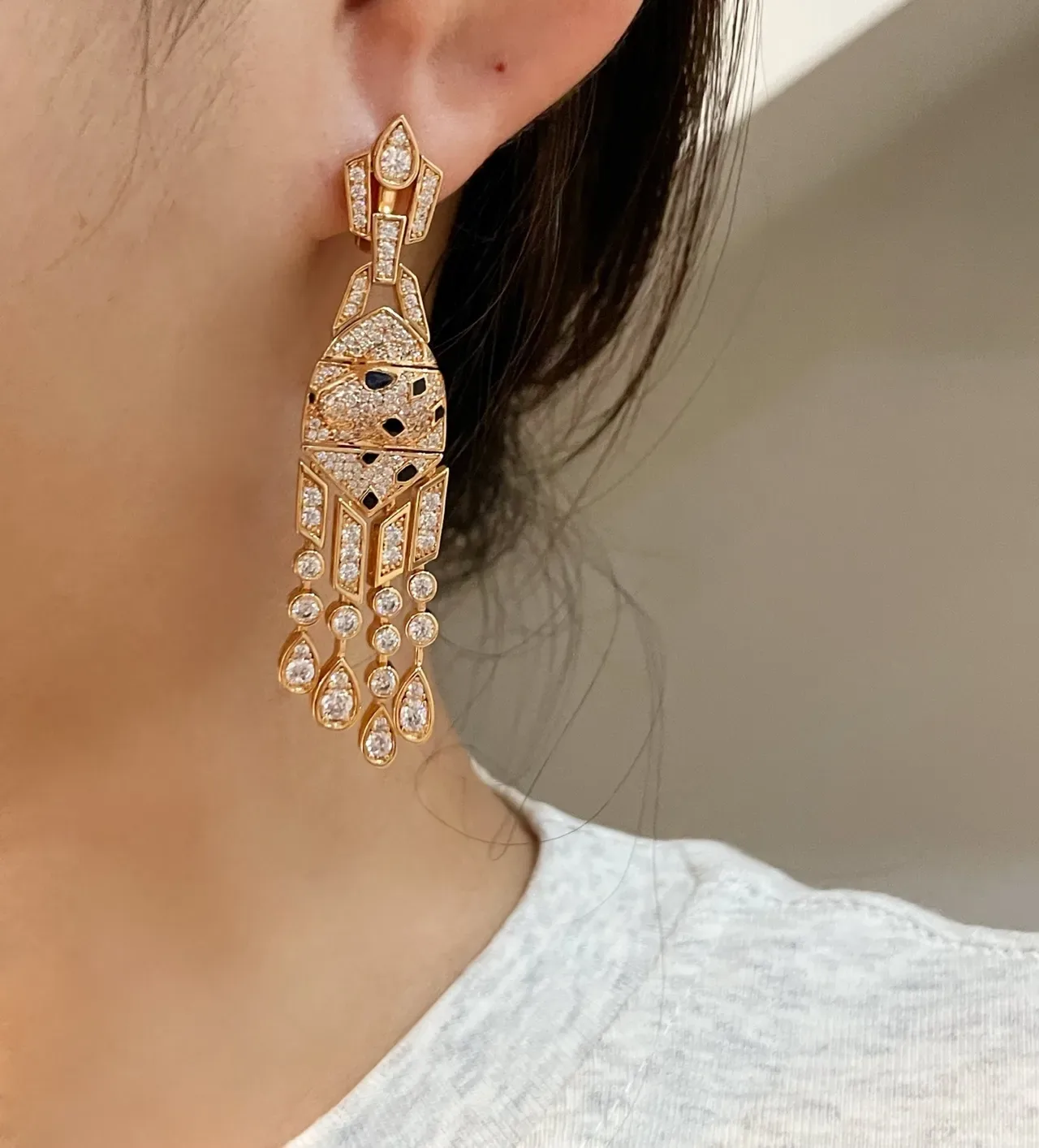 Van Cleef & Arpels Panthère ज्योमेट्रिक पैंथर डायमंड ईयरिंग्स 8