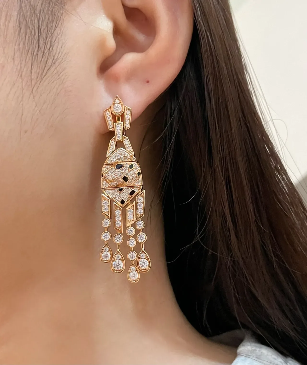Van Cleef & Arpels Panthère ज्योमेट्रिक पैंथर डायमंड ईयरिंग्स 9