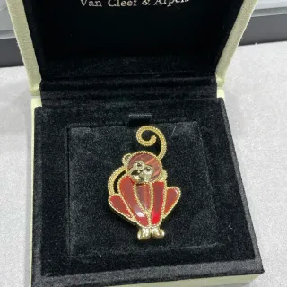 Van Cleef & Arpels लाल एनामेल बंदर ब्रोच