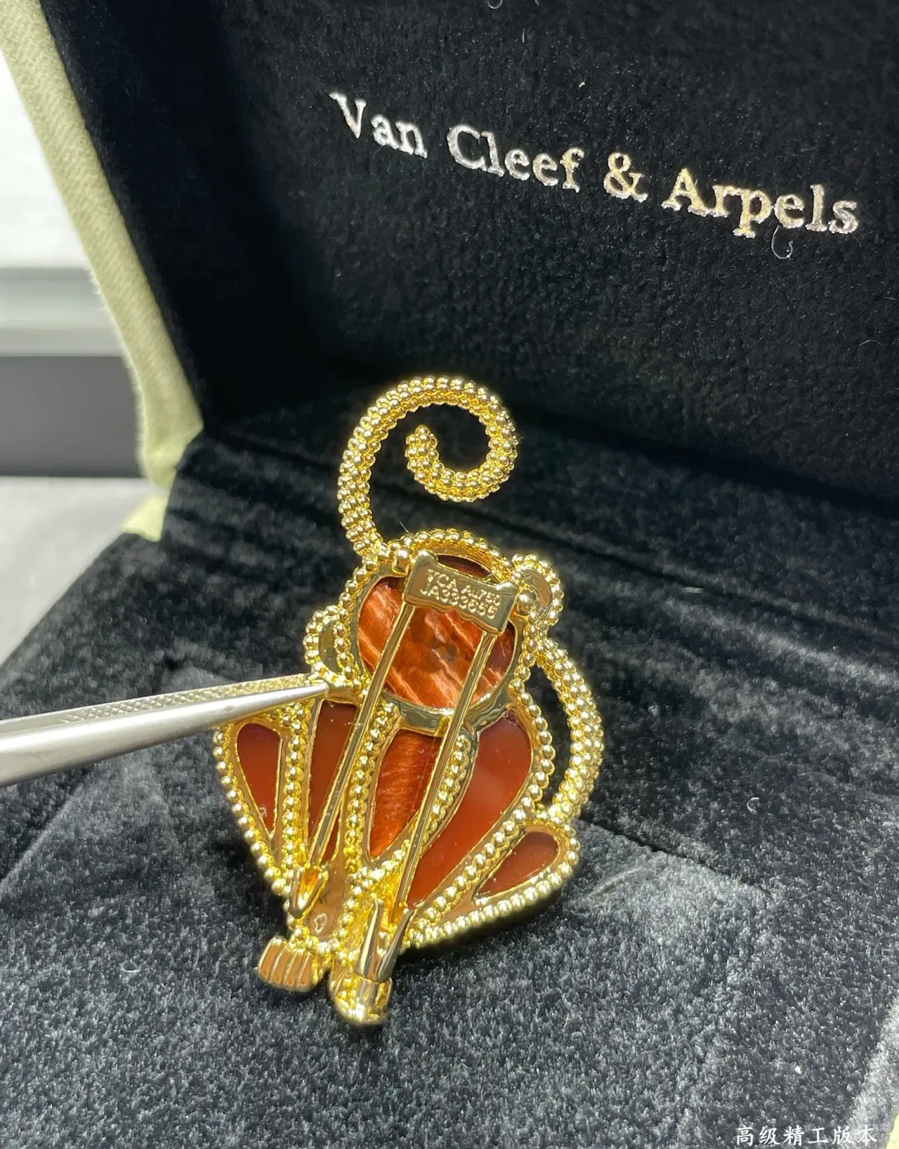 Van Cleef & Arpels लाल एनामेल बंदर ब्रोच 5