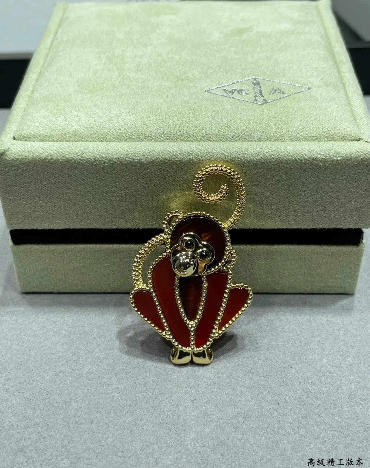 Van Cleef & Arpels लाल एनामेल बंदर ब्रोच 6