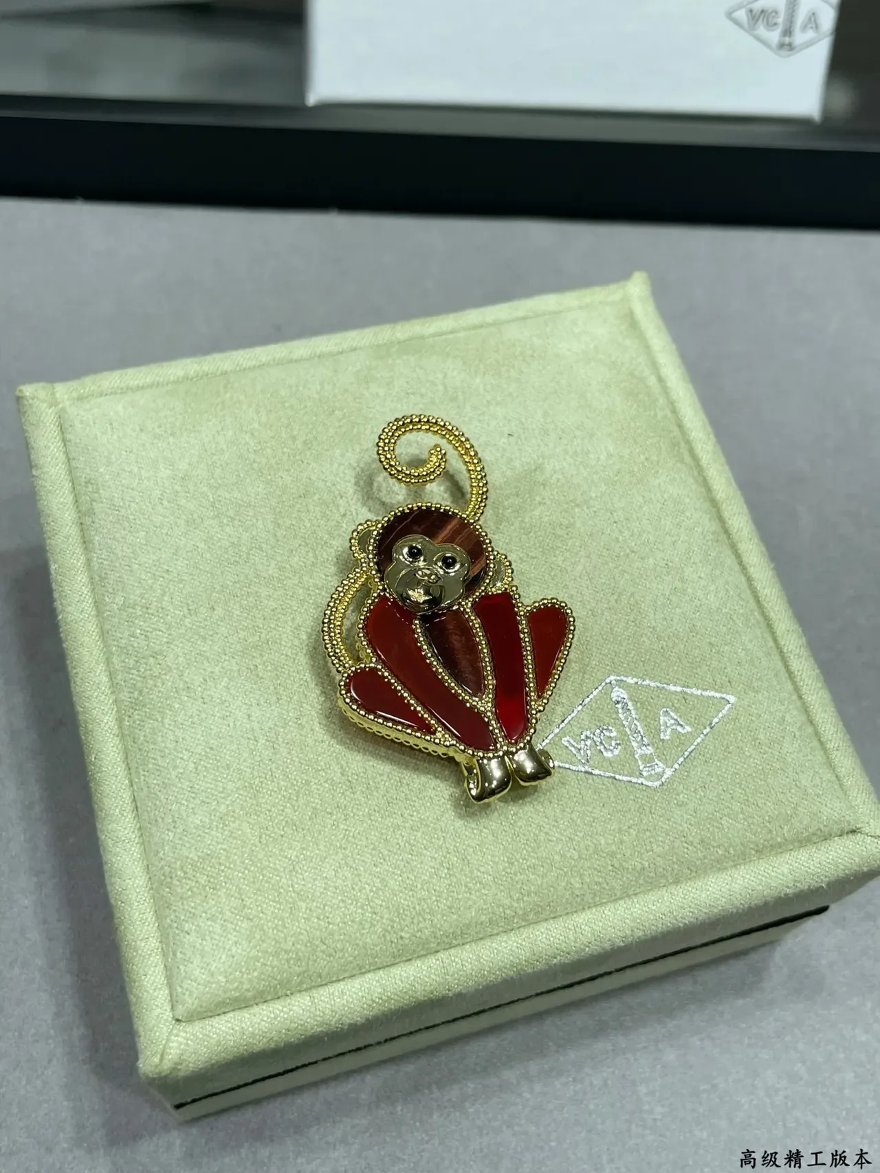 Van Cleef & Arpels लाल एनामेल बंदर ब्रोच 7