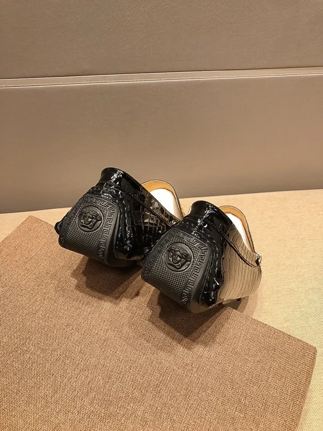 Versace Noir Doré Cuir Verni Embossé Crocodile Accents Métalliques Côtés Mocassin 2