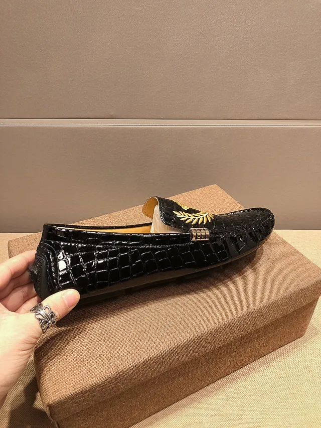 Versace Noir Doré Cuir Verni Embossé Crocodile Accents Métalliques Côtés Mocassin 4